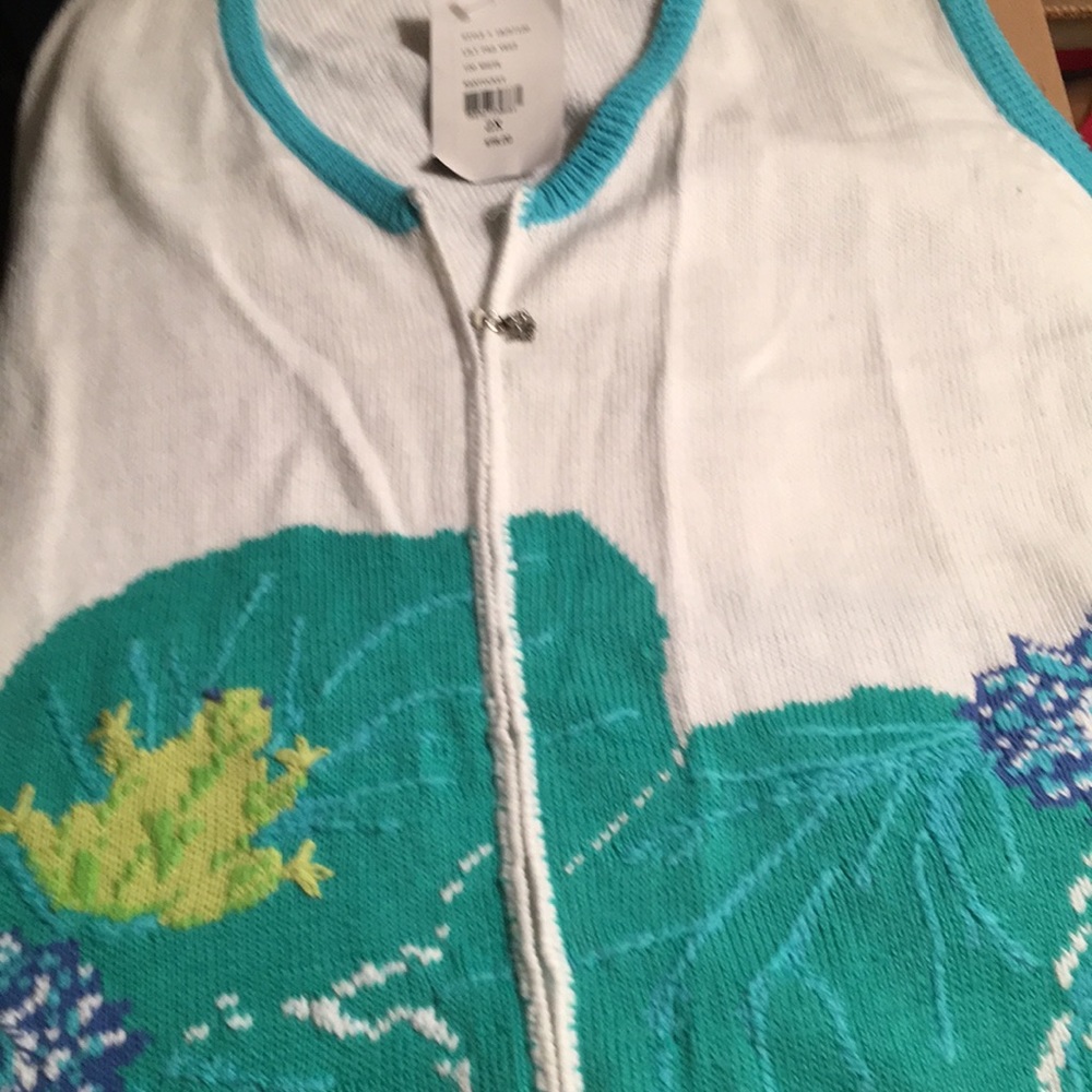 Zippered woman’s sleeveless vest